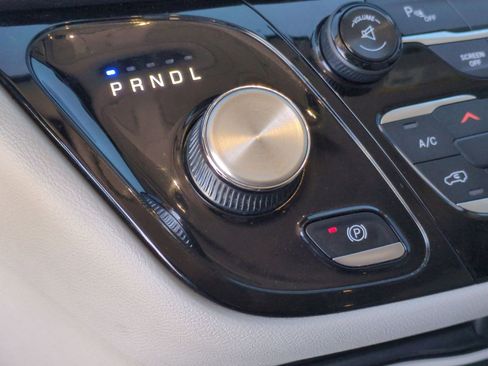 Used 2017 Chrysler Pacifica Touring-L image 34