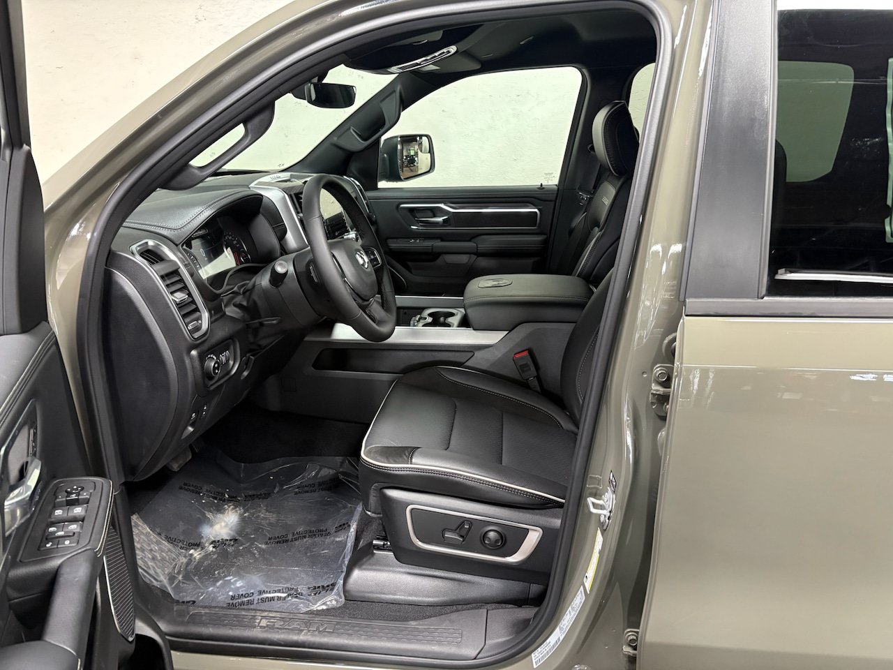 Used 2026 RAM 1500 Laramie AWD/4WD image 3