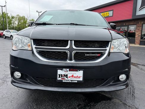Used 2019 Dodge Grand Caravan SXT FWD image 2