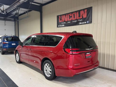 New 2026 Chrysler Pacifica Select image 3