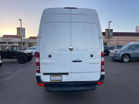 Used 2015 Freightliner Sprinter 2500 RWD image 4