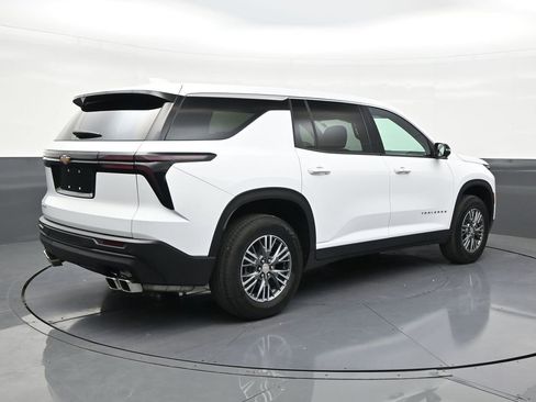 Used 2024 Chevrolet Traverse LS FWD image 5