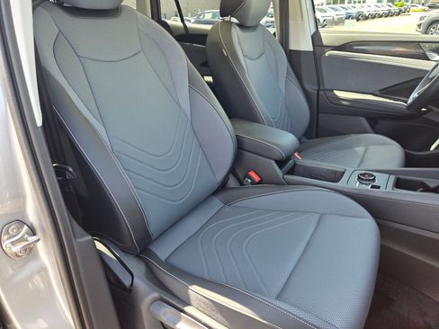 Certified 2025 Volkswagen Tiguan SE w/ Panoramic Sunroof Package AWD/4WD image 21