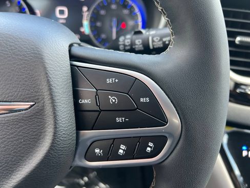 Used 2024 Chrysler Pacifica Touring-L FWD image 30
