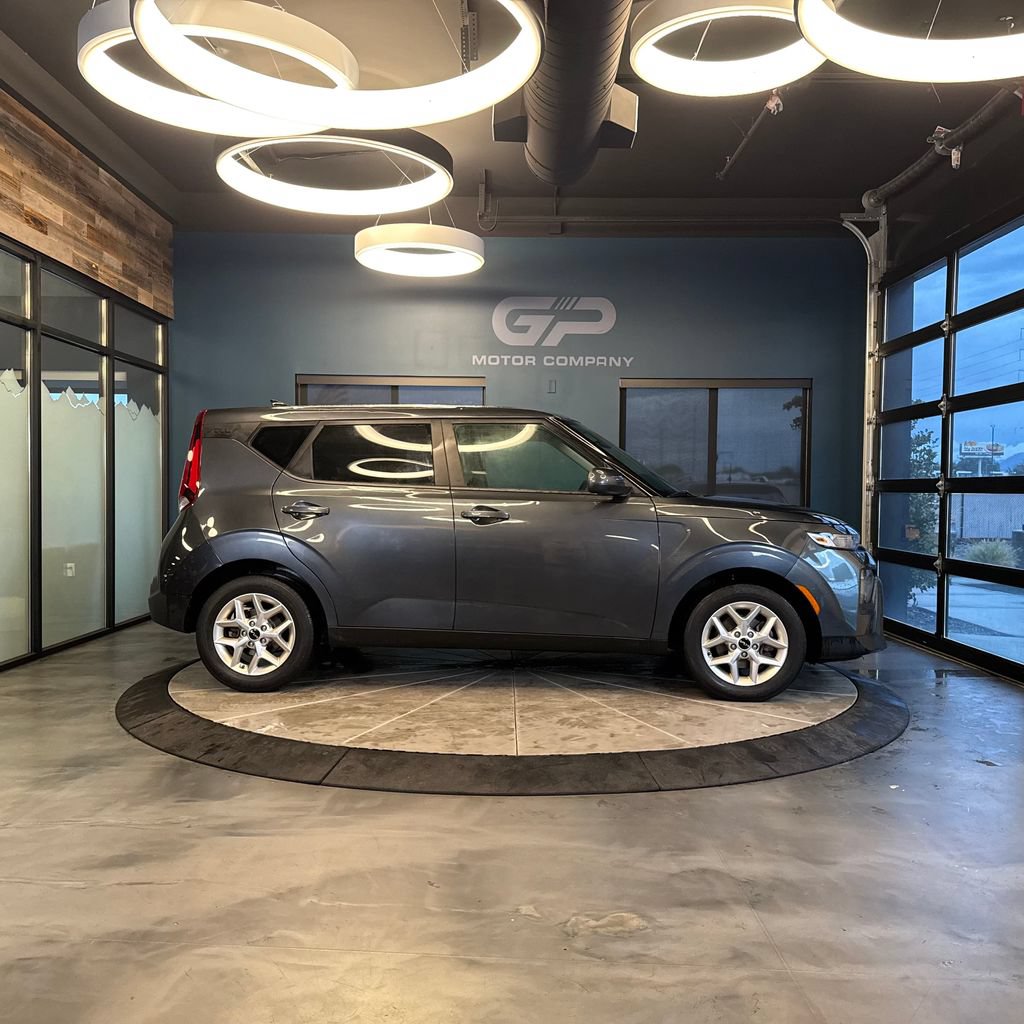 Used 2022 Kia Soul LX w/ Technology Package FWD image 2