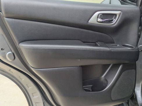 Used 2020 Nissan Pathfinder SL image 14