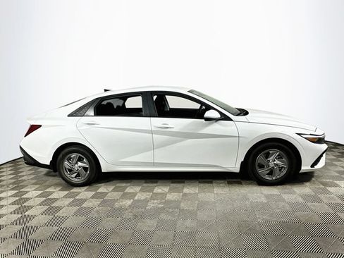 Used 2025 Hyundai Elantra SE FWD image 2