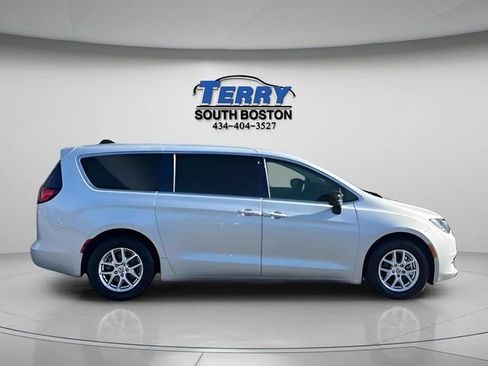 Used 2024 Chrysler Voyager LX FWD image 1