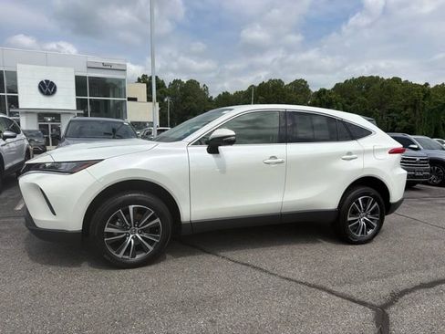 Used 2022 Toyota Venza LE AWD/4WD image 3