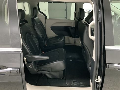 Used 2023 Chrysler Pacifica Touring-L FWD image 17