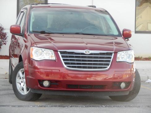 Used 2010 Chrysler Town & Country Touring Plus image 5
