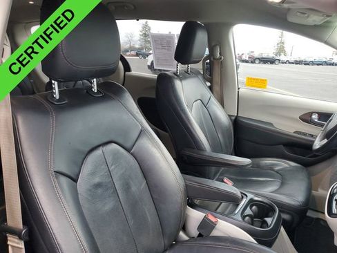 Used 2018 Chrysler Pacifica Touring-L image 27