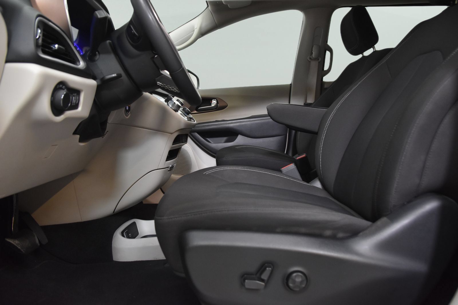 Used 2023 Chrysler Voyager LX FWD image 11