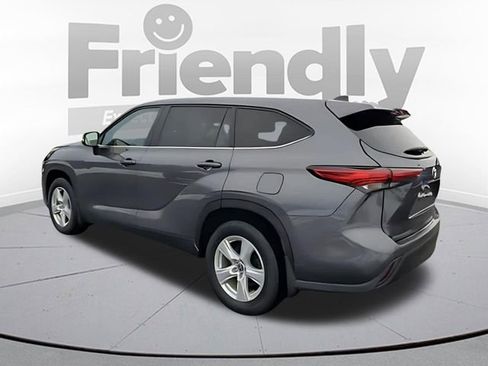 Used 2023 Toyota Highlander LE AWD/4WD image 3
