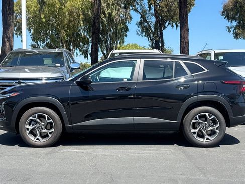 Used 2026 Chevrolet Trax LT w/ Sunroof Package FWD image 8