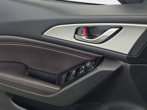 Used 2017 MAZDA MAZDA3 Touring image 28