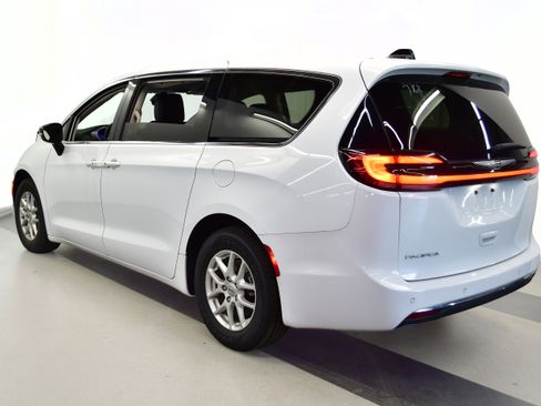 Used 2024 Chrysler Pacifica Touring-L FWD image 5