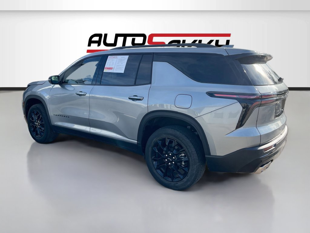 Used 2026 Chevrolet Traverse LT w/ Midnight/Sport Edition FWD image 5