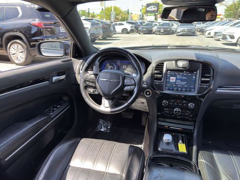 Used 2018 Chrysler 300 S w/ 300S Premium Group RWD image 33