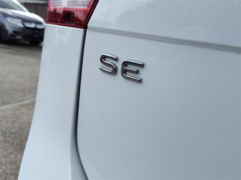 Used 2022 Volkswagen Tiguan SE image 8