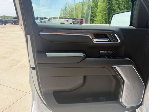 Used 2025 Chevrolet Silverado 1500 High Country w/ High Country Premium Package AWD/4WD image 12