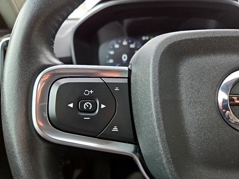 Used 2021 Volvo XC40 T4 Momentum image 23