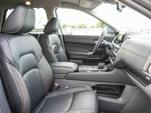 Used 2025 Nissan Pathfinder SL w/ Black Appearance Package FWD image 16