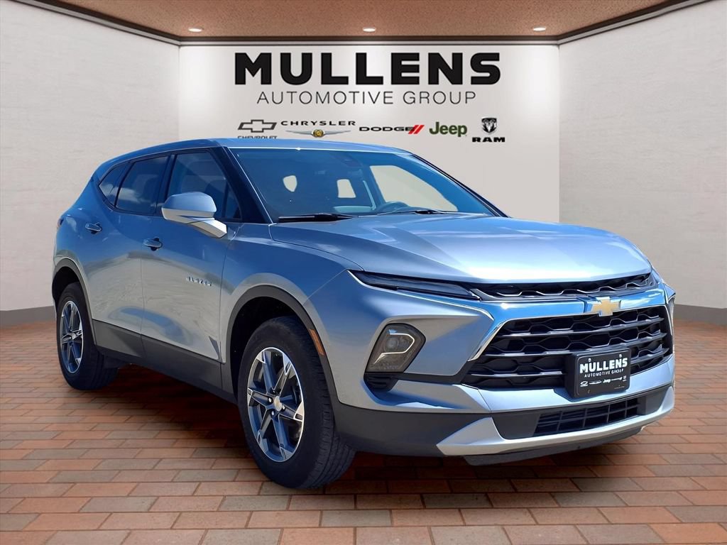 Used 2025 Chevrolet Blazer LT FWD image 3