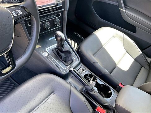 Certified 2021 Volkswagen Golf 4-Door FWD image 17