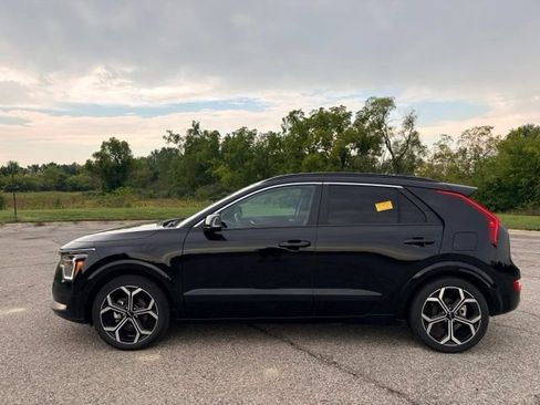 Certified 2025 Kia Niro EX Touring FWD image 2