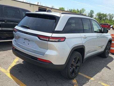 Used 2023 Jeep Grand Cherokee Altitude AWD/4WD image 2