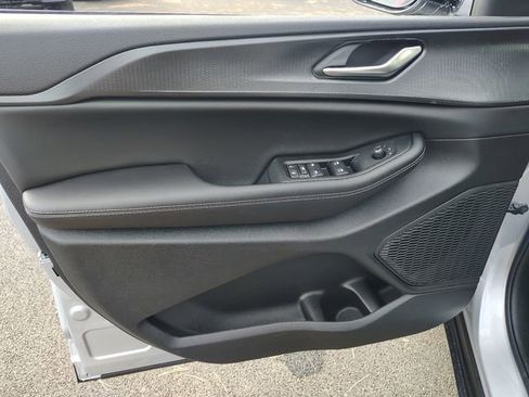 New 2025 Jeep Grand Cherokee L Altitude image 12