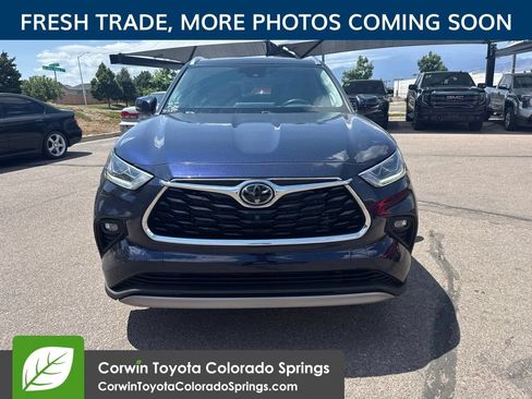 Used 2022 Toyota Highlander Platinum AWD/4WD image 2
