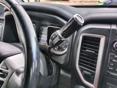 Used 2018 Nissan Titan SV w/ SV Convenience Package image 16