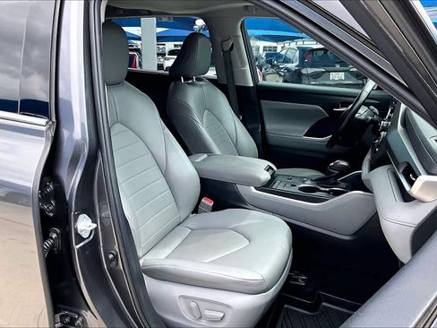 Used 2021 Toyota Highlander XLE FWD image 9