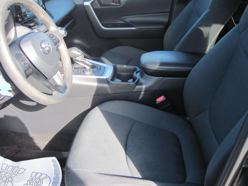 Used 2021 Toyota RAV4 LE AWD/4WD image 12
