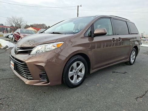 Used 2018 Toyota Sienna LE image 3