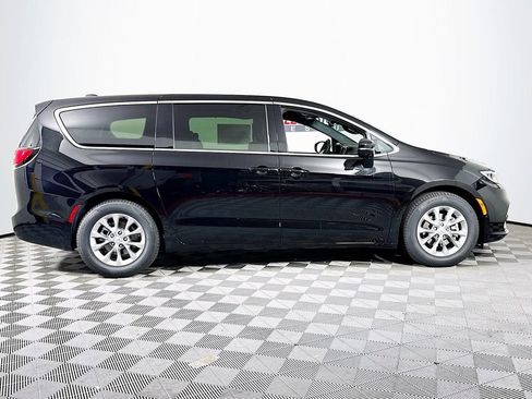 New 2026 Chrysler Pacifica Limited FWD image 8