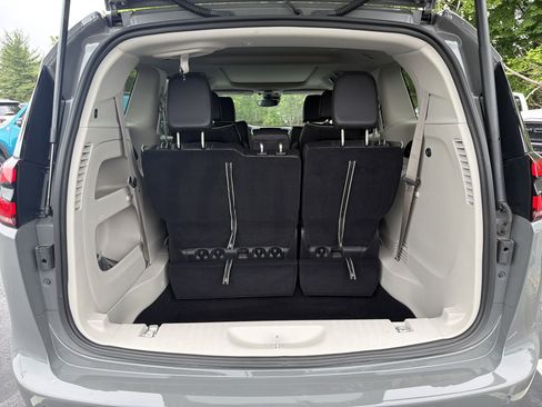 Used 2024 Chrysler Pacifica Limited FWD image 9