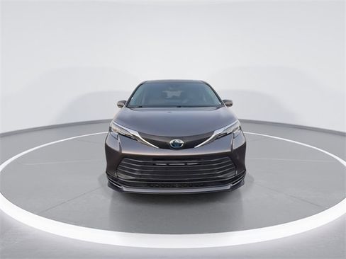 Used 2021 Toyota Sienna LE w/ LE Plus Package image 3