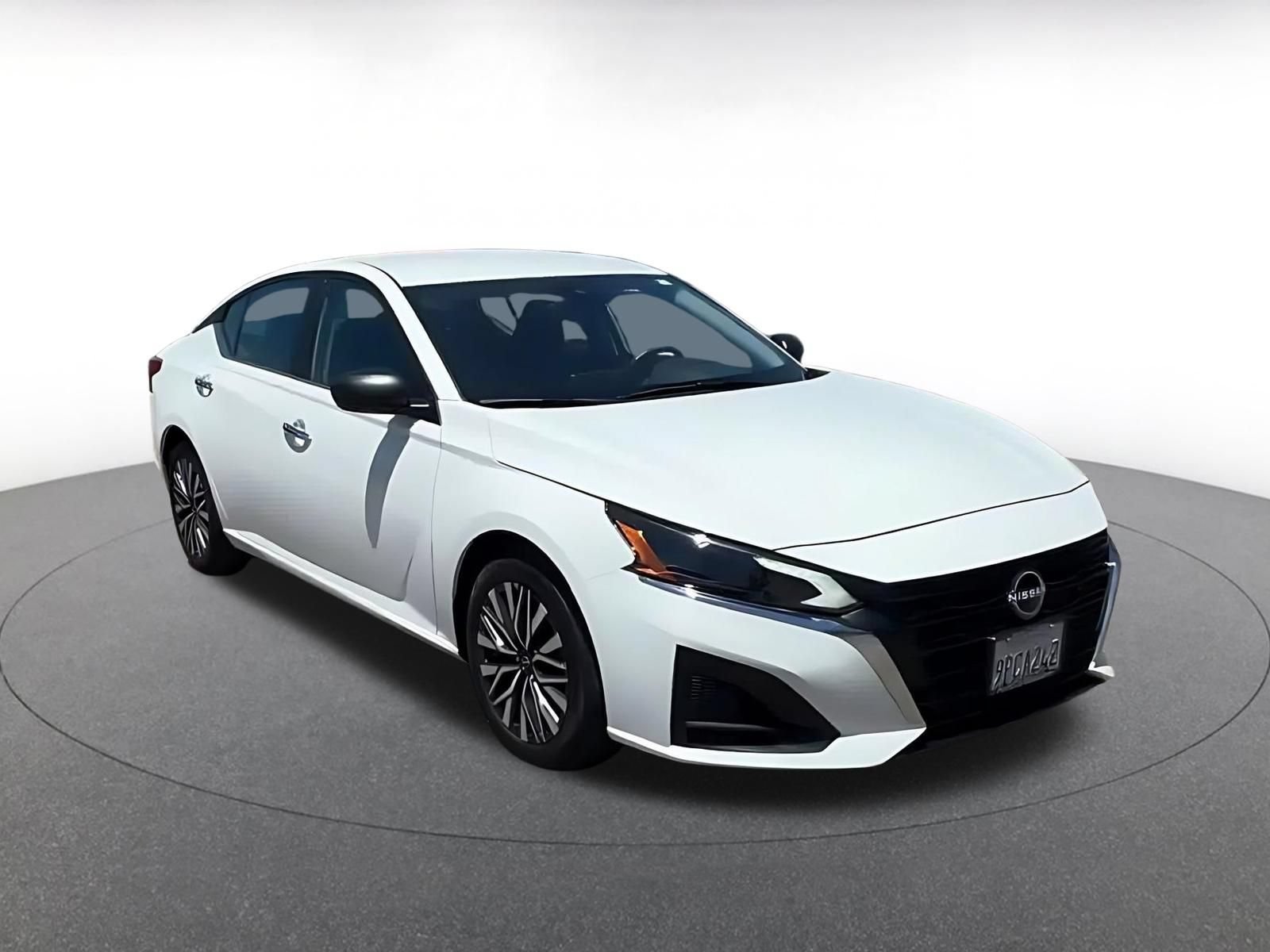 Used 2025 Nissan Altima 2.5 SV FWD image 3