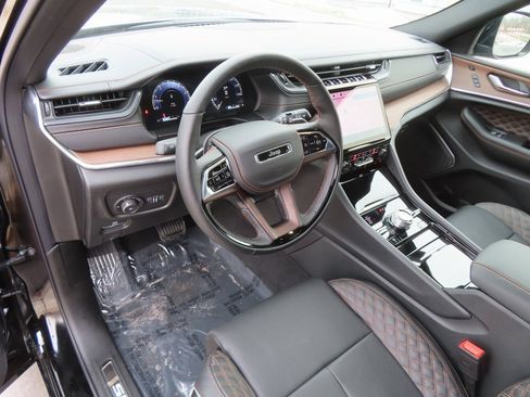 New 2025 Jeep Grand Cherokee Summit w/ Obsidian Package image 23