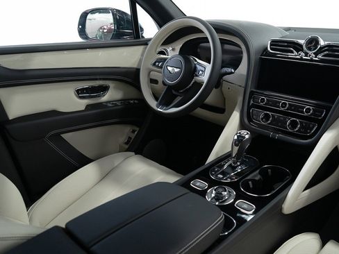 New 2025 Bentley Bentayga V8 image 28