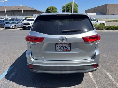 Used 2019 Toyota Highlander LE AWD/4WD image 6