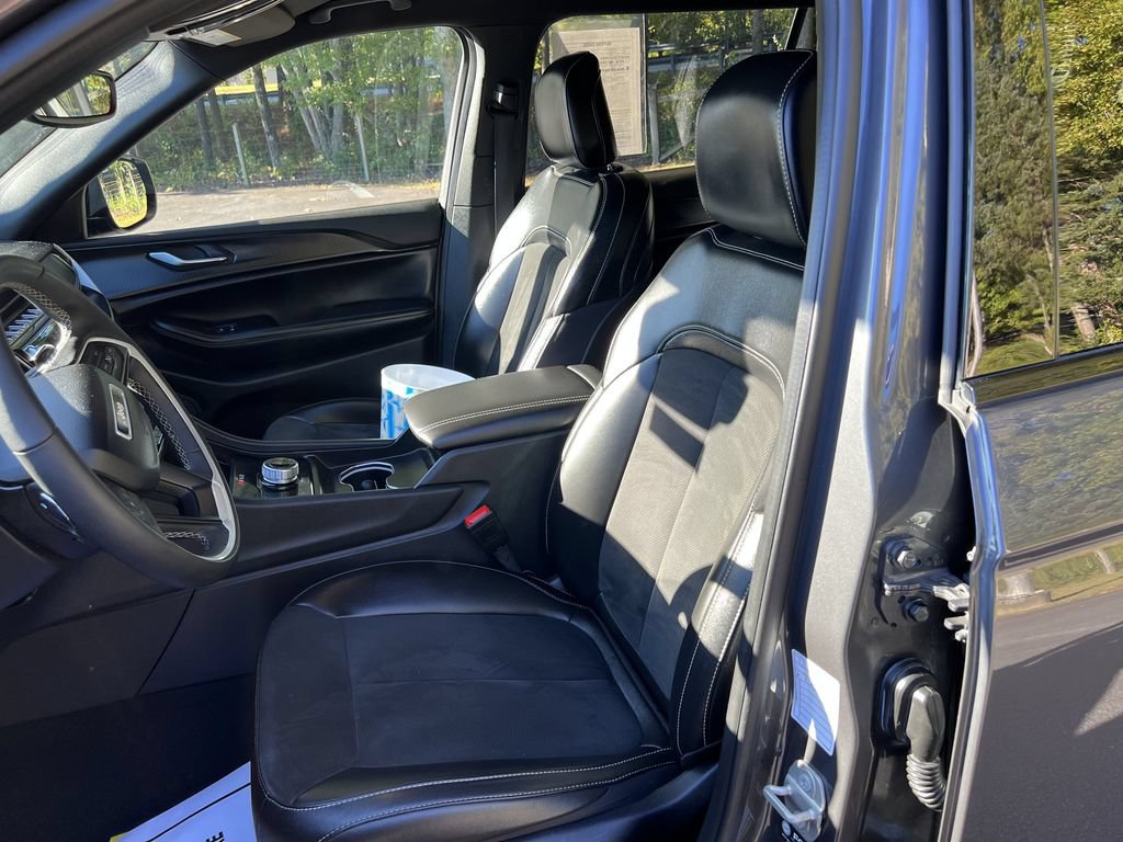 Used 2024 Jeep Grand Cherokee L Laredo AWD/4WD image 15