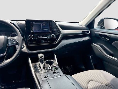 Used 2021 Toyota Highlander L FWD image 22