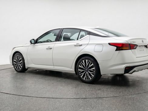 Used 2025 Nissan Altima 2.5 SV FWD image 6