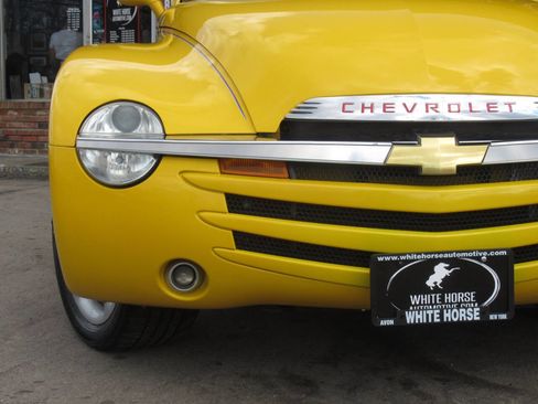 Used 2003 Chevrolet SSR w/ Preferred Equipment Group image 3