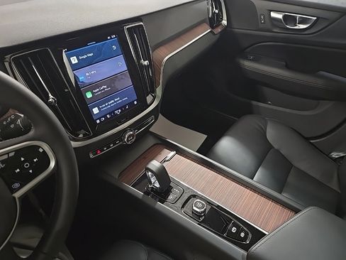 Used 2025 Volvo V60 B5 Cross Country Plus image 12