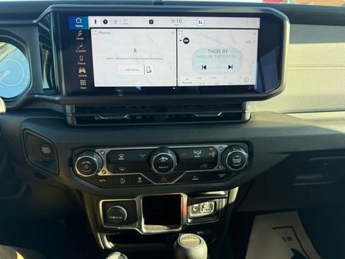 Used 2024 Jeep Gladiator Sport image 17